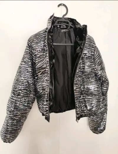 Chaqueta corta de lentejuelas negra y plateada - miniatura 2