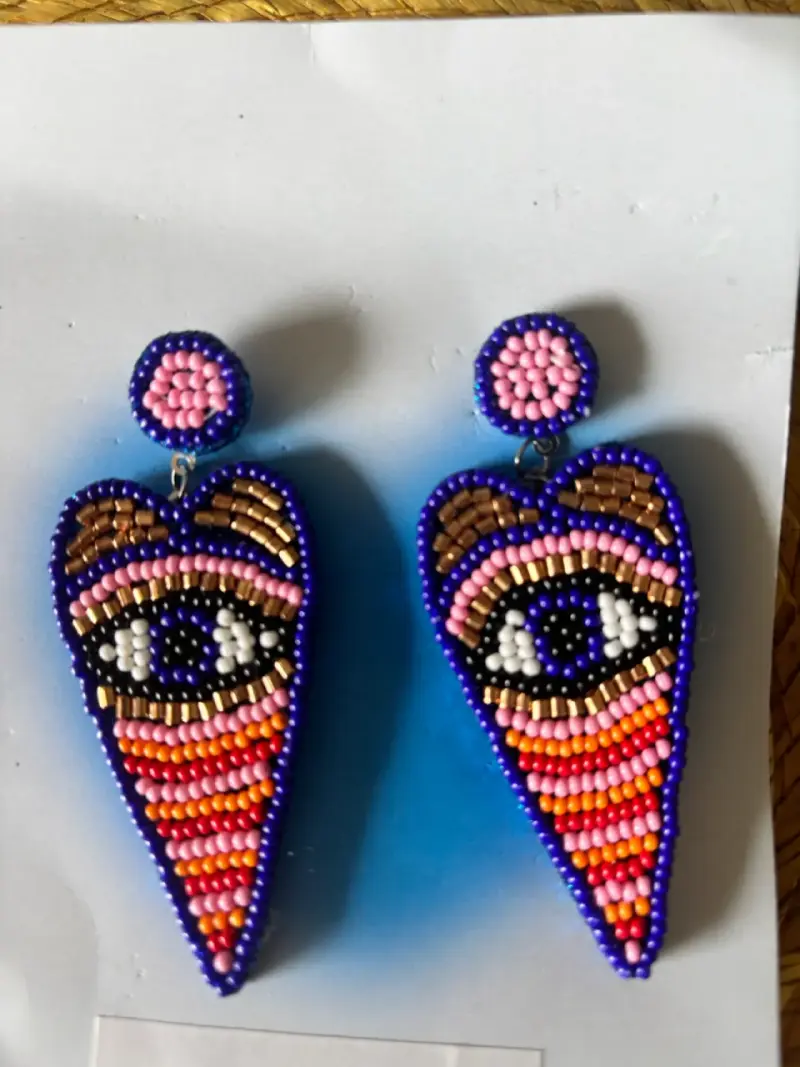 Aros de mostacillas con diseño de ojo