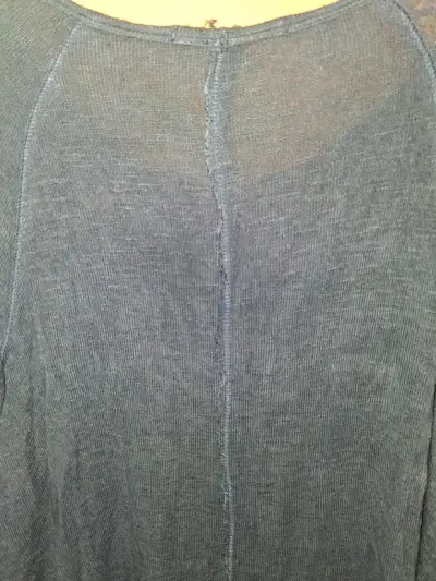 Polera azul con diseño calado - miniatura 3