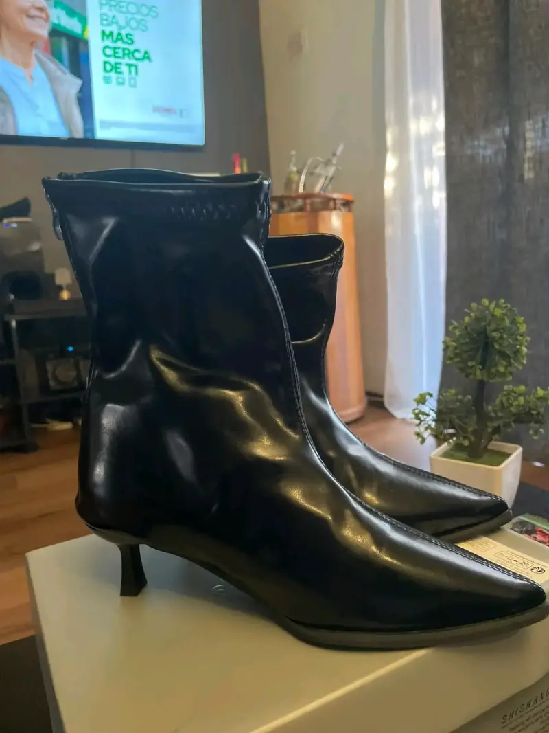 Botines de cuerina negro con tacón bajo - 1