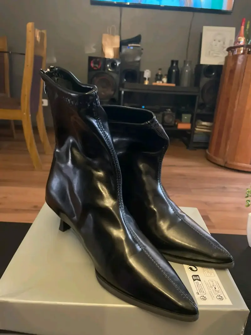 Botines de cuerina negro con tacón bajo - 2