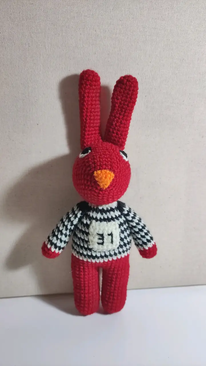 Muñeco de crochet conejo rojo hecho a mano