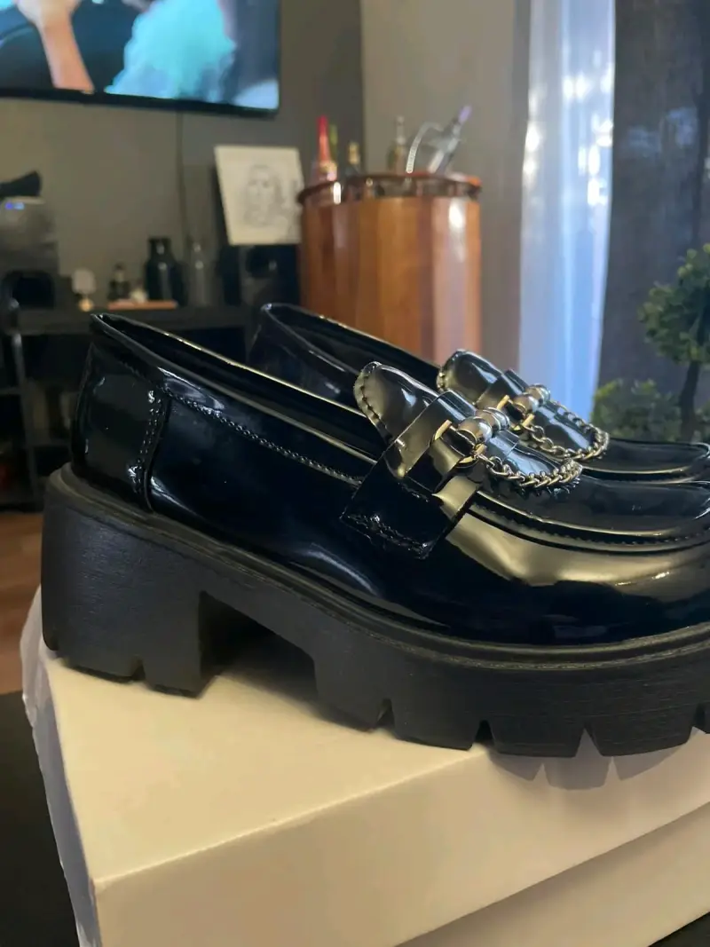 Mocasines de charol negro con plataforma y cadena - 1