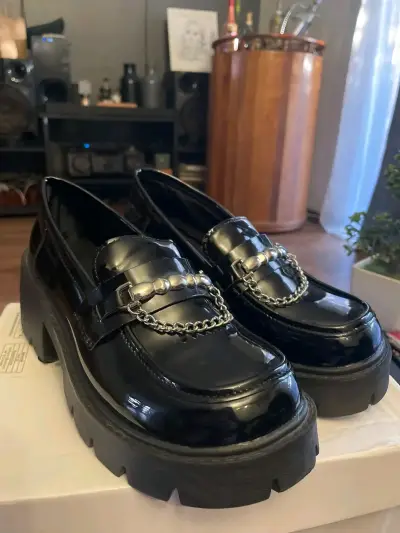 Mocasines de charol negro con plataforma y cadena - miniatura 2