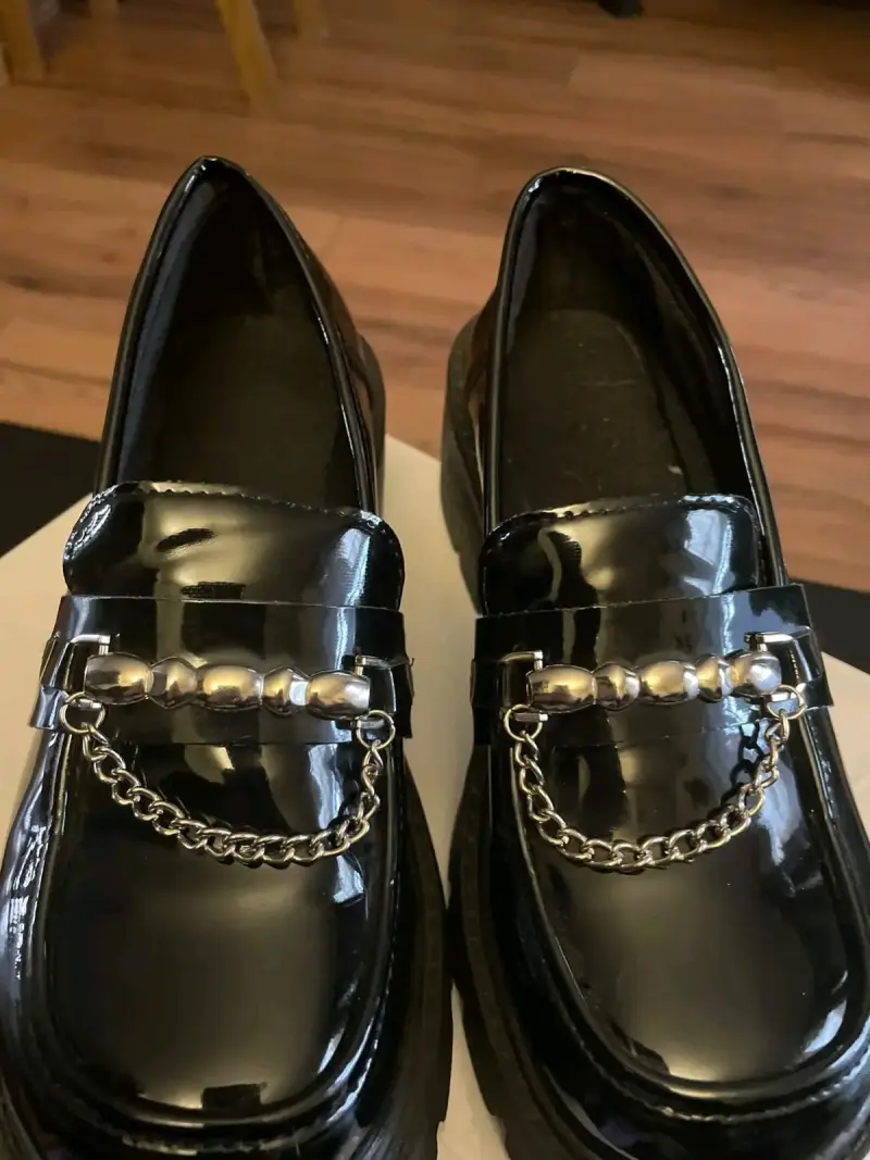 Mocasines de charol negro con plataforma y cadena - 3
