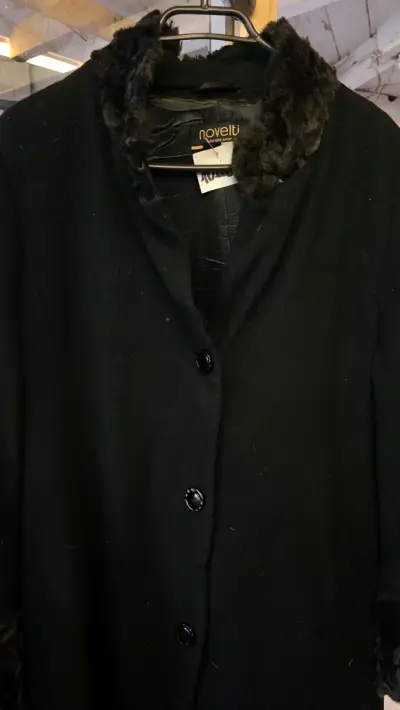 Abrigo negro con cuello de piel Noveltie - miniatura 1
