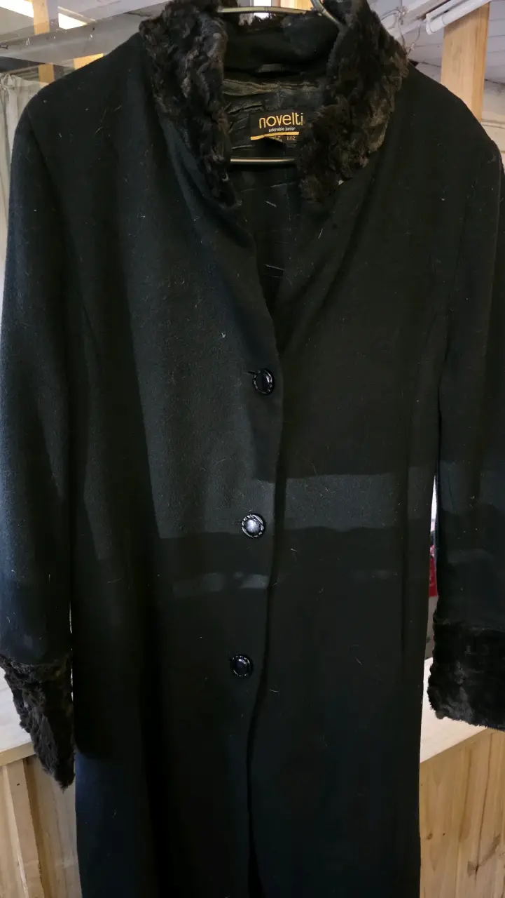 Abrigo negro con cuello de piel Noveltie - 2
