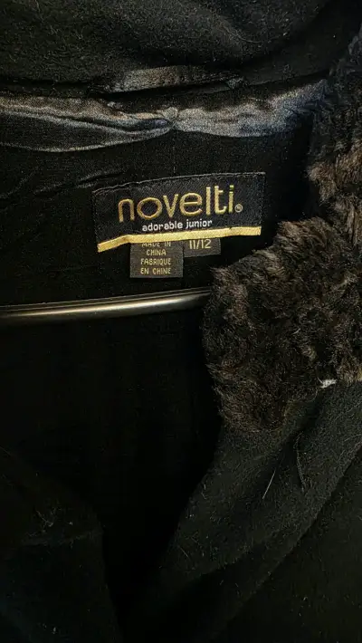 Abrigo negro con cuello de piel Noveltie - miniatura 3