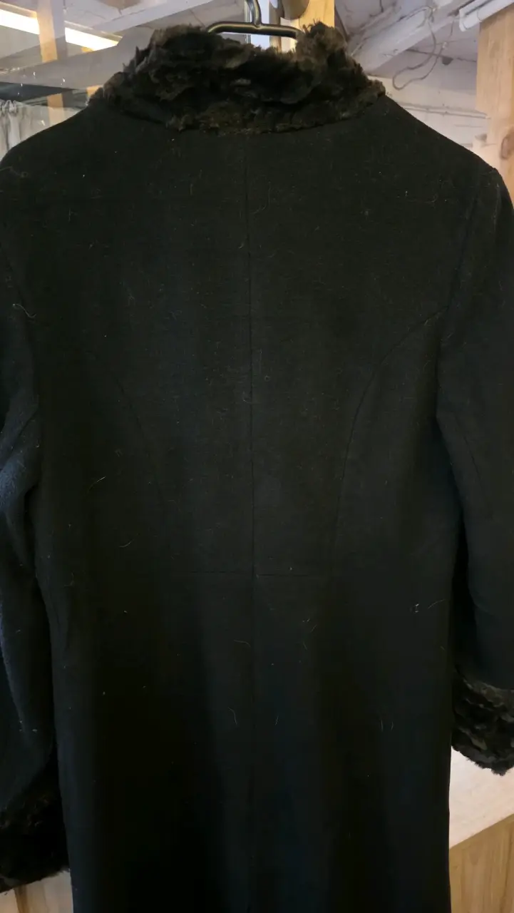 Abrigo negro con cuello de piel Noveltie - 4