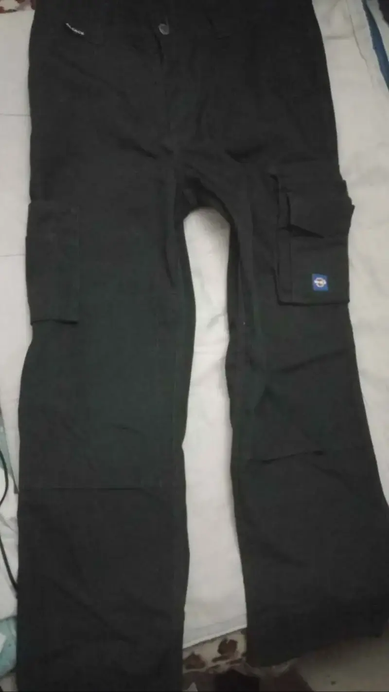 Pantalones cargo negros con bolsillos