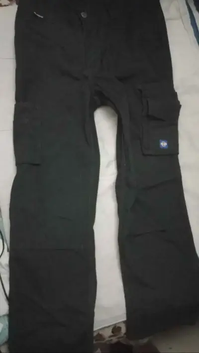 Pantalones cargo negros con bolsillos - miniatura 1