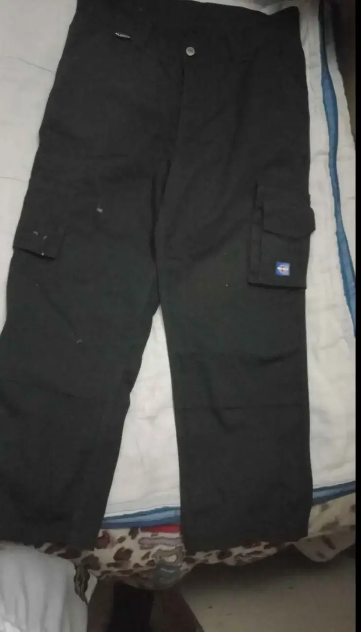 Pantalones cargo negros con bolsillos - 2