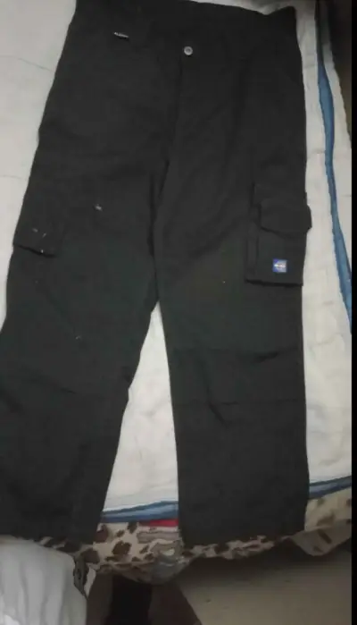 Pantalones cargo negros con bolsillos - miniatura 2
