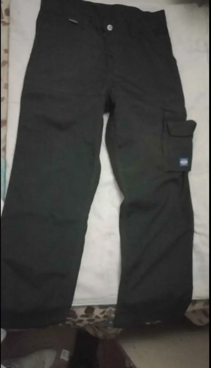Pantalones cargo negros con bolsillos - 3
