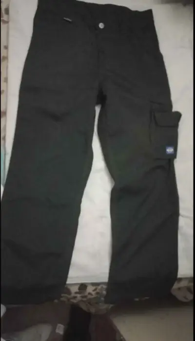 Pantalones cargo negros con bolsillos - miniatura 3