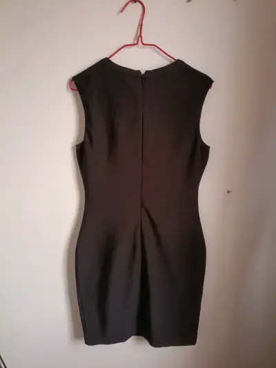 Vestido negro Guess con detalles brillantes - miniatura 2