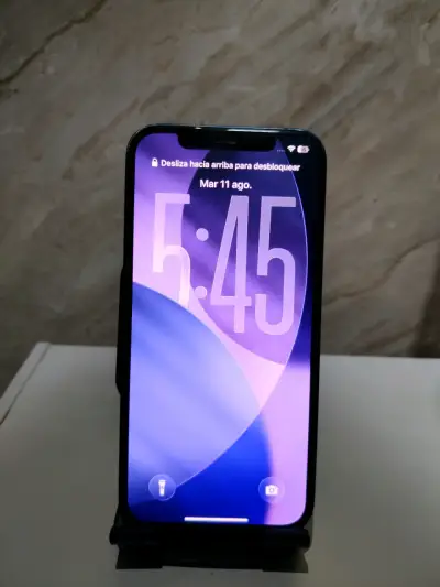 iPhone 12 en buen estado con pantalla impecable - miniatura 1