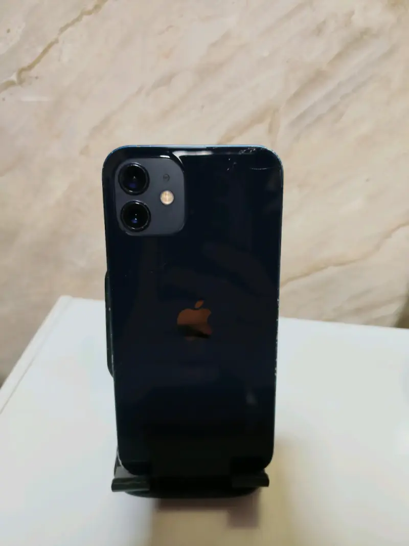 iPhone 12 en buen estado con pantalla impecable - 2