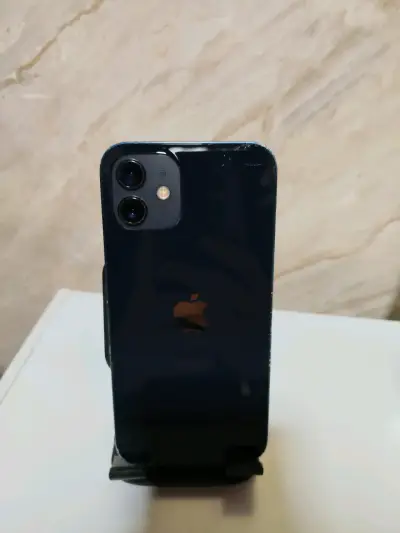 iPhone 12 en buen estado con pantalla impecable - miniatura 2