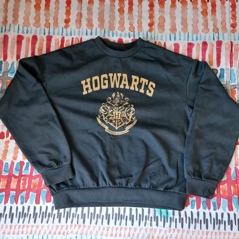Polerón Hogwarts negro con escudo