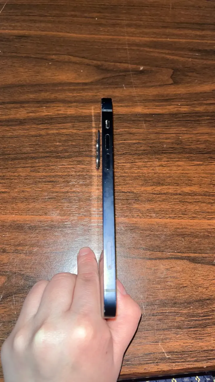 iPhone 12 en buen estado con batería al 79% - 4