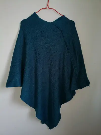 Poncho tejido azul oscuro para mujer - miniatura 1