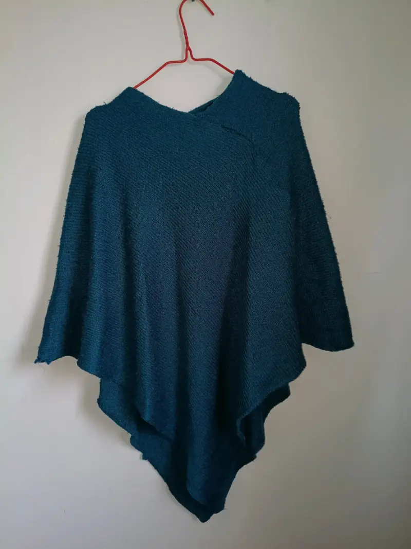 Poncho tejido azul oscuro para mujer - 2