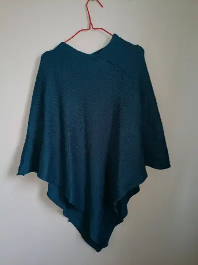 Poncho tejido azul oscuro para mujer - miniatura 2