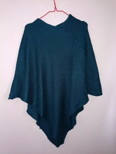 Poncho tejido azul oscuro para mujer - miniatura 3
