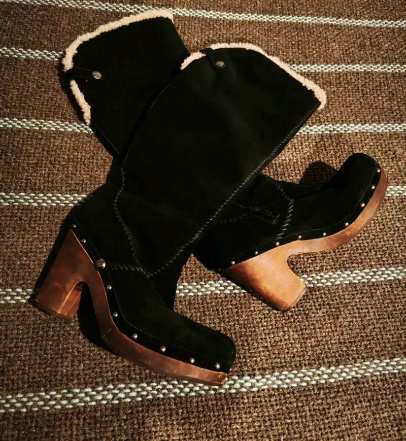Botas negras con tacón de madera