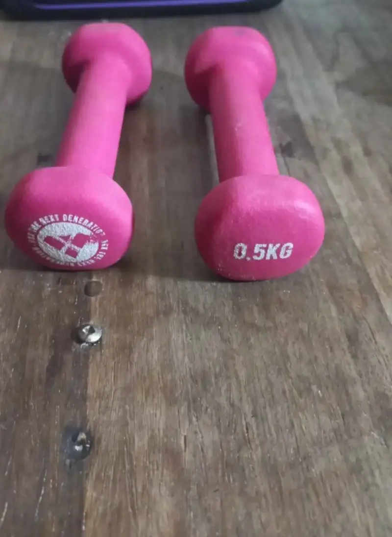 Mancuernas rosadas de 0.5 kg para ejercicio