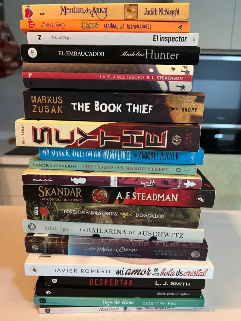 Lote de libros variados en buen estado