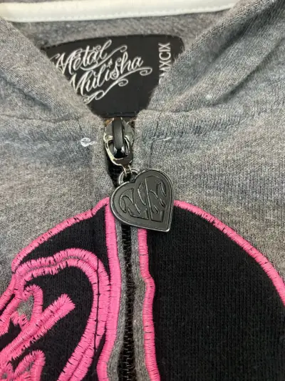 Polerón con capucha Metal Mulisha gris y negro - miniatura 3