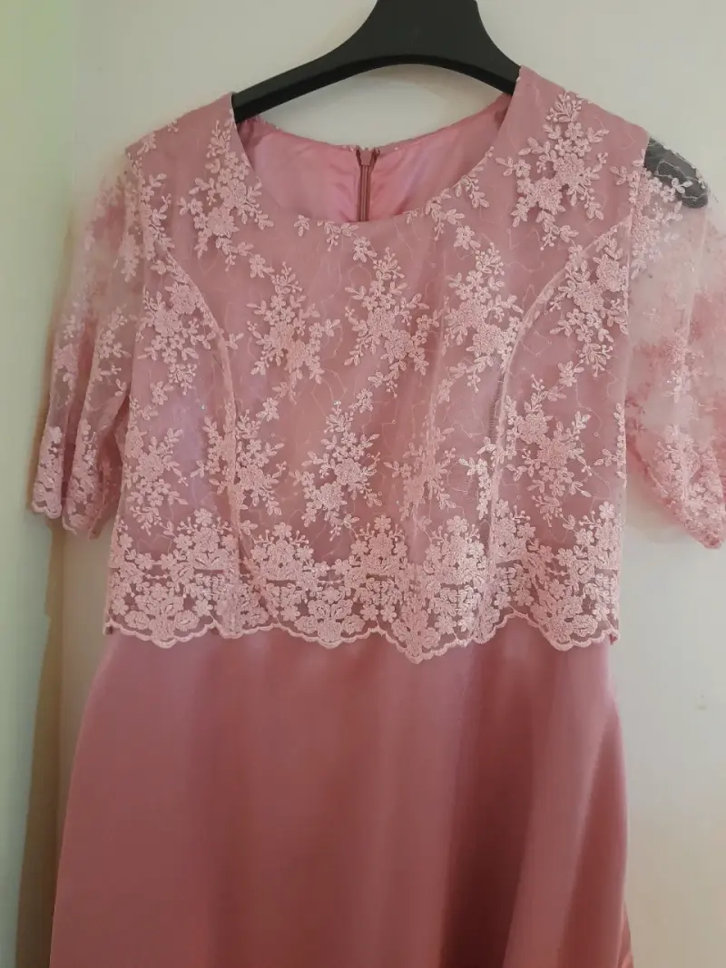 Vestido de fiesta rosa con encaje floral