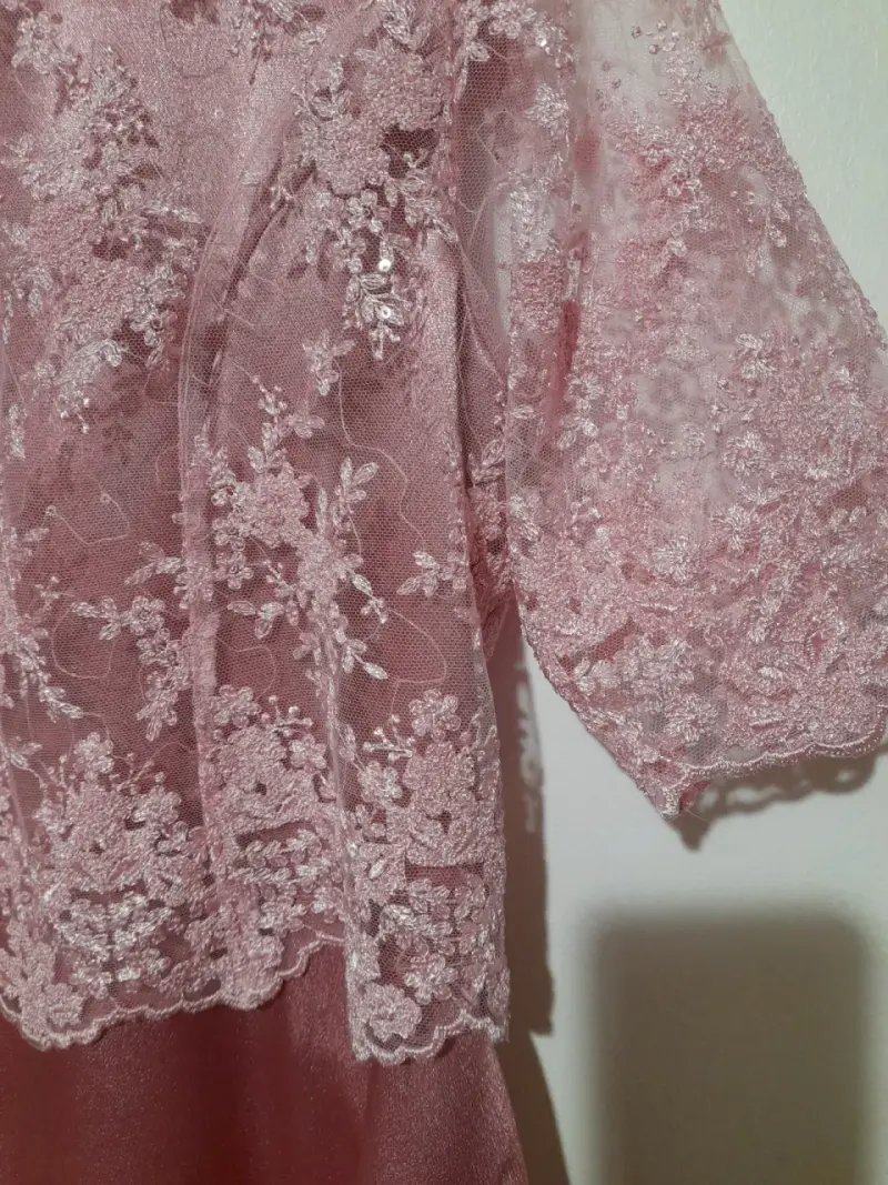 Vestido de fiesta rosa con encaje floral - 2