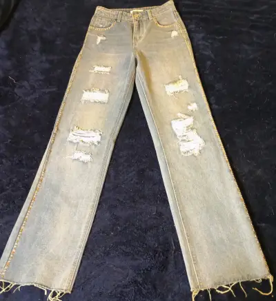 Jeans desgastados con detalles de tachas - miniatura 1