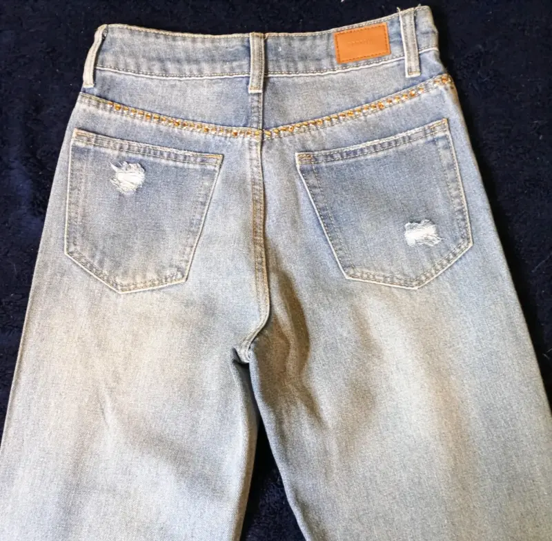 Jeans desgastados con detalles de tachas - 2