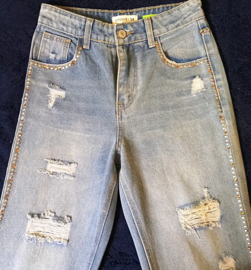 Jeans desgastados con detalles de tachas - 3
