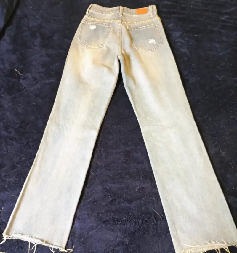 Jeans desgastados con detalles de tachas - 4