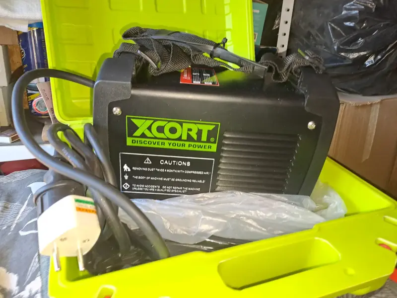 Soldadora Inversora Xcort Portátil con Estuche - 1