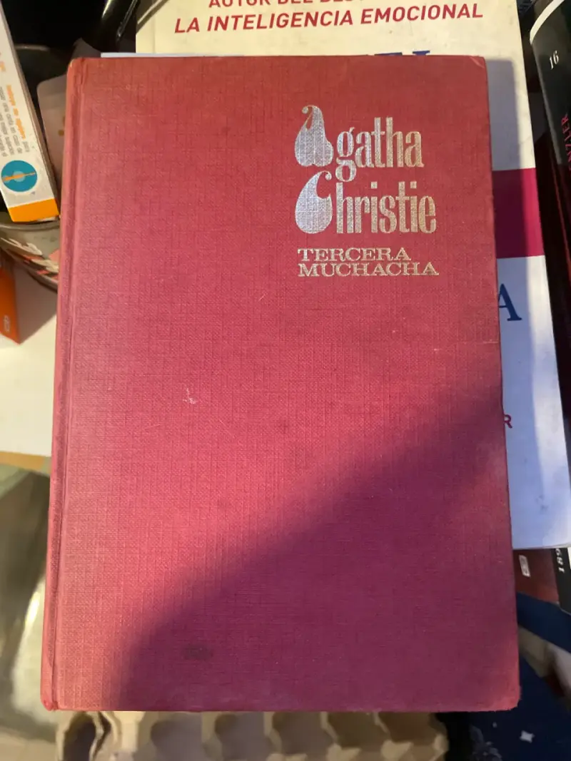 Tercera Muchacha' de Agatha Christie en buen