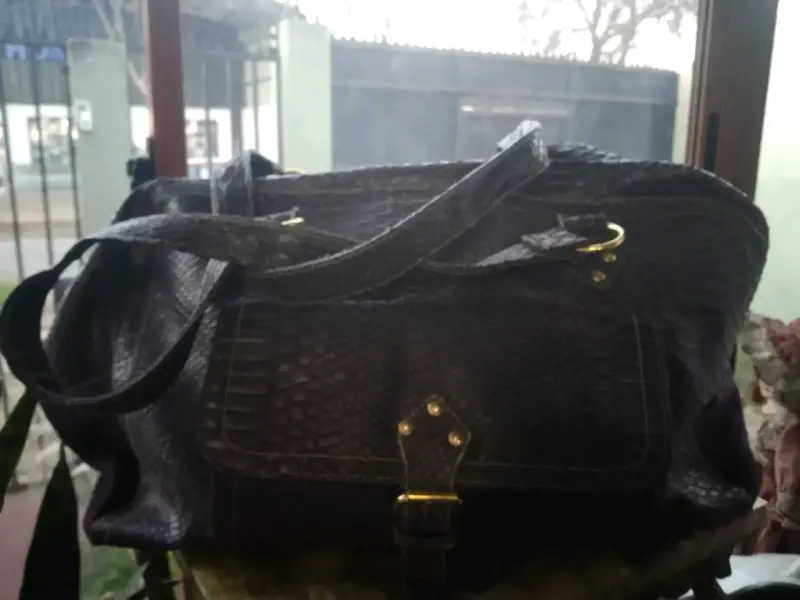 Bolso de e cuero tipo safiano color burdeoelegante
