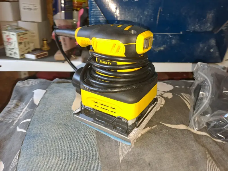 Lijadora Stanley 240W 1/4 de Hoja - 3