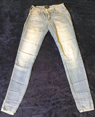Jeans ajustados para mujer en azul claro - miniatura 1