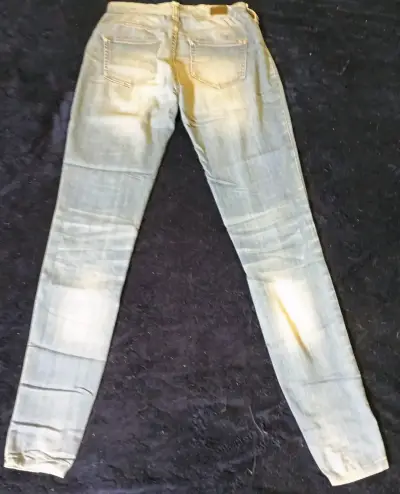 Jeans ajustados para mujer en azul claro - miniatura 2