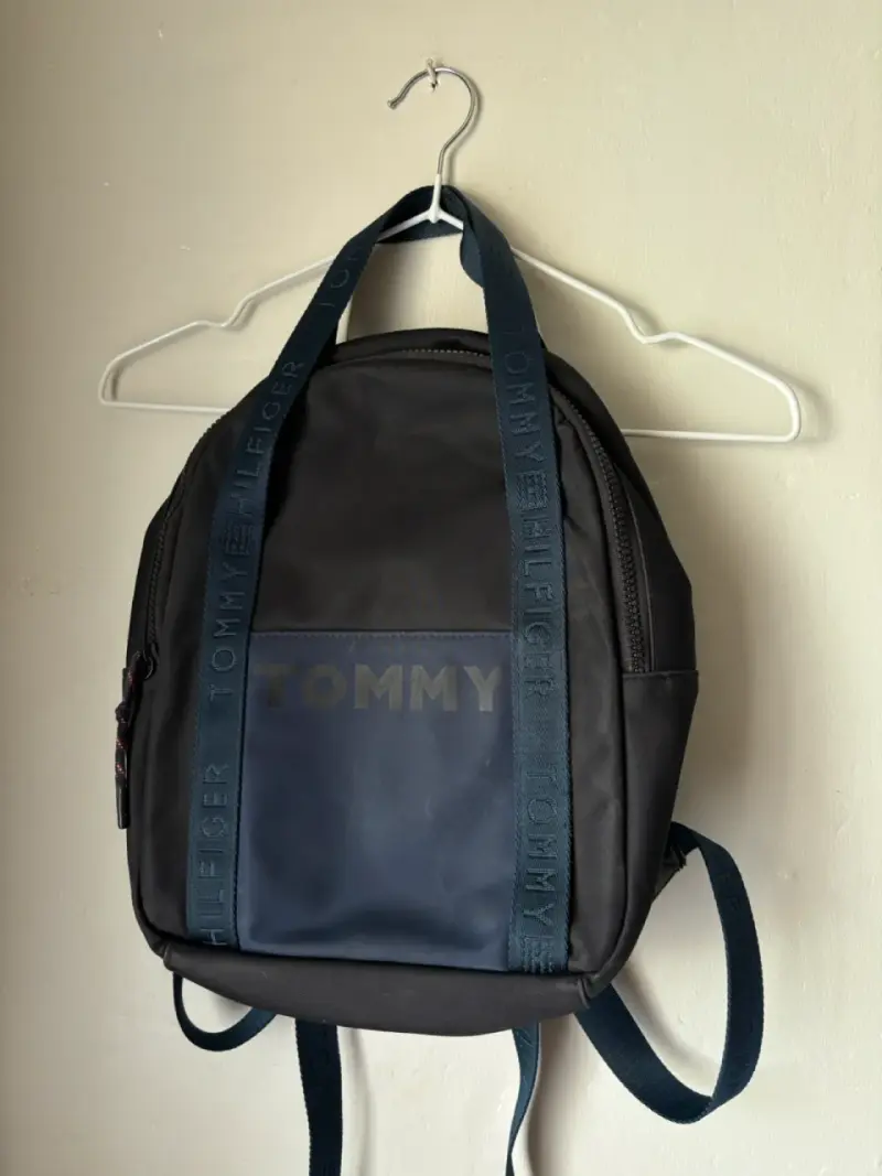 Mochila Tommy Hilfiger negra con detalles azules - 1