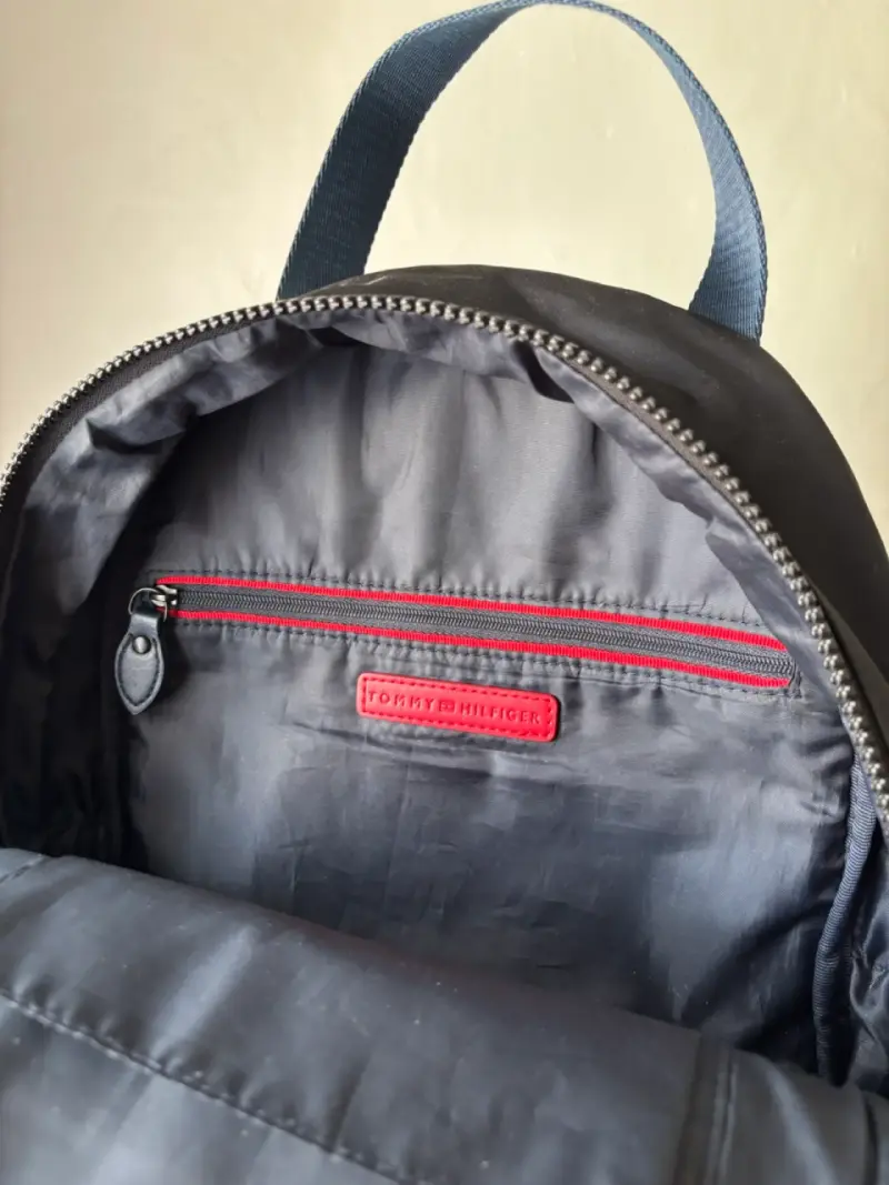 Mochila Tommy Hilfiger negra con detalles azules - 2