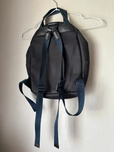 Mochila Tommy Hilfiger negra con detalles azules - miniatura 3