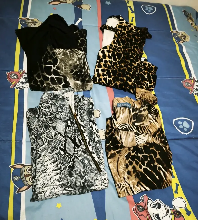 Conjunto de poleras de mujer con estampado animal
