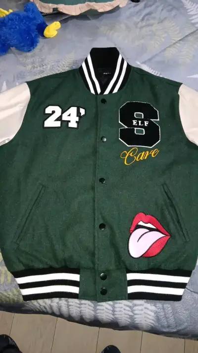 Chaqueta estilo varsity verde y blanca con parches - miniatura 1